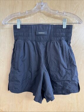 lululemon athletica Women's Black High-Rise Athletic Training Shorts Size 4
